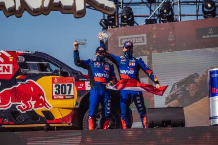 Podium Al-Attiyah i trzy Toyoty Hilux w TOP10 Rajdu Dakar 2021. Przygoński wśród najlepszych kierowców!